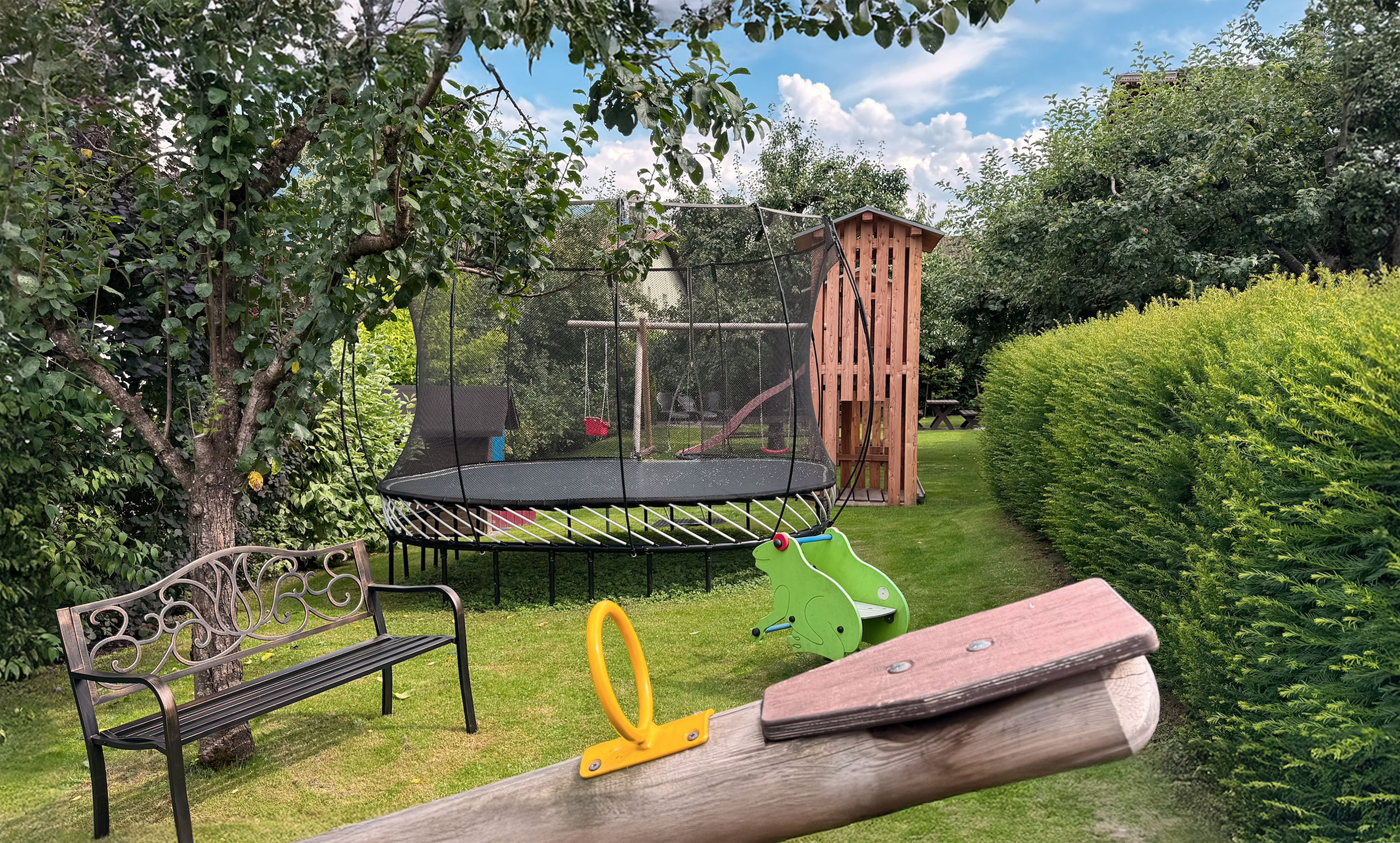 Garten mit Spielgeräten für die Kinder